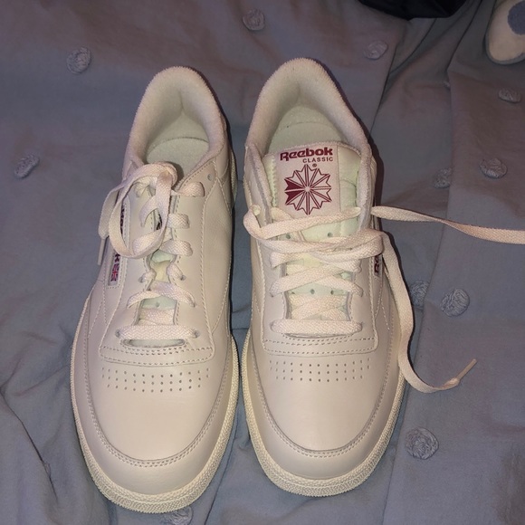 Reebok sneakers with red detailing - Picture 2 of 3